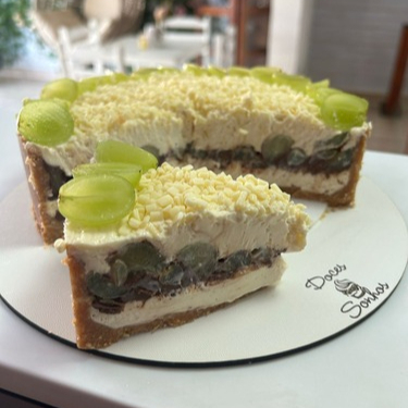 Composta por deliciosa massa amanteigada, mousse de ninho, nutella, uvas verdes e finalizada com granulé de chocolate branco