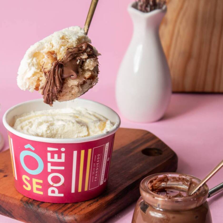 Deliciosa e fofinha massa branca com mousse de Leite Ninho com Creme de Avelã.