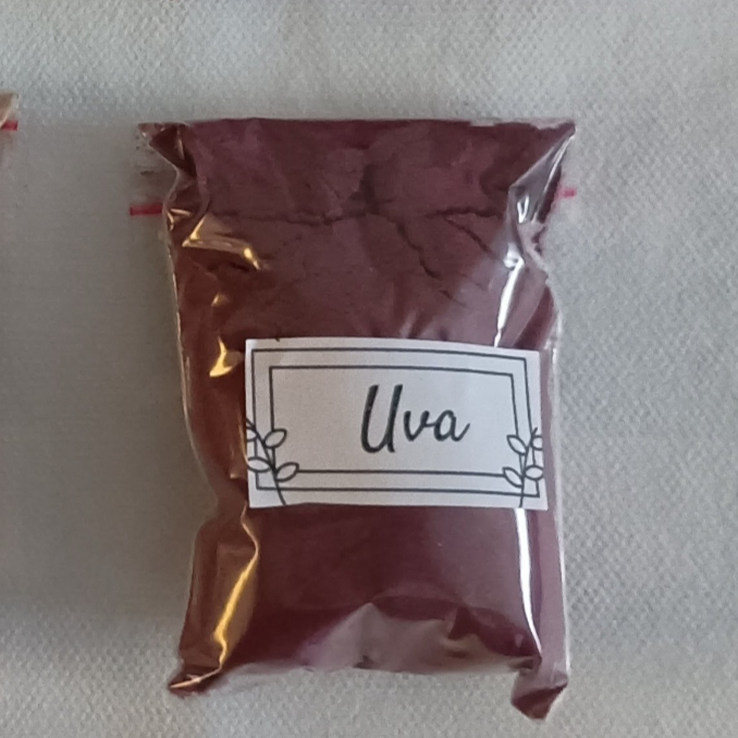 Farinha de Uva Premium – O Poder do Resveratrol na sua Mesa Descrição: Extraída das cascas e sementes de uvas selecionadas, nossa farinha de uva é um concentrado de vitalidade. Rica em resveratrol, um poderoso antioxidante que combate os radicais livres e auxilia na saúde do coração e da pele. Com alto teor de fibras, ela é a aliada perfeita para quem busca saciedade e equilíbrio intestinal sem abrir mão do sabor.