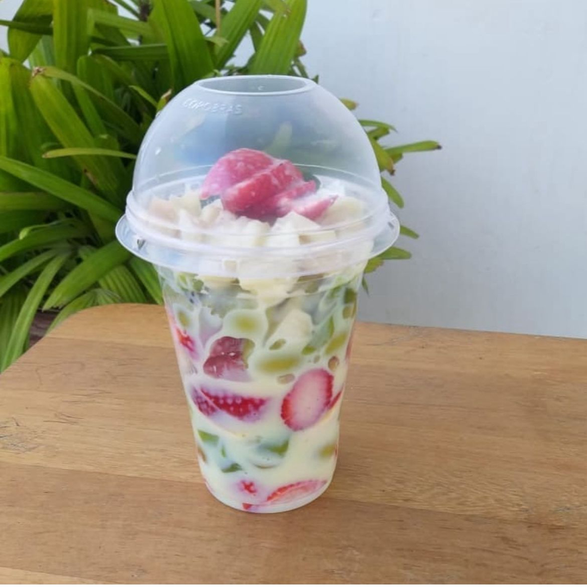 Nossa salada de fruta é uma combinação deliciosa de frutas frescas, cortadas na hora, cheia de sabor e frescor. Leve, saudável e irresistível!