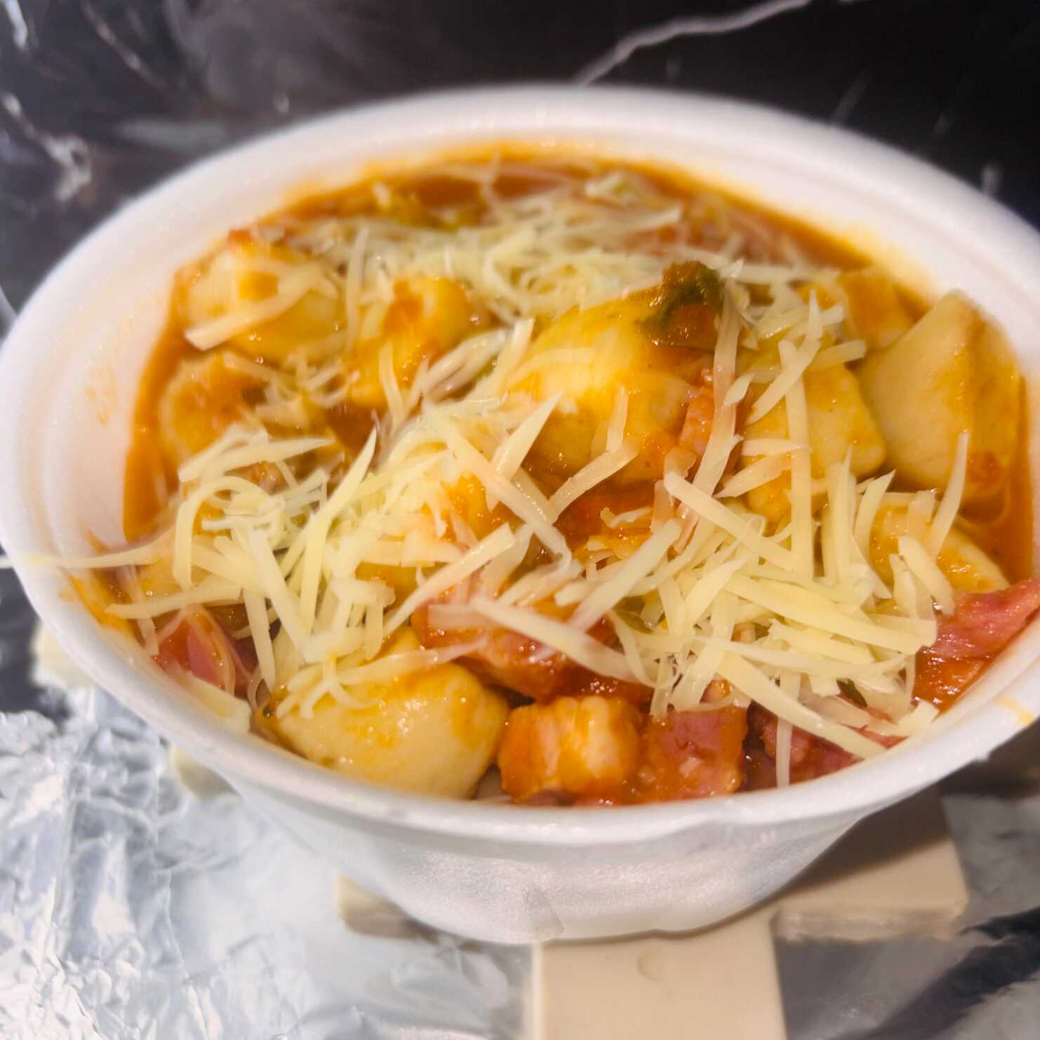 Monte Seu Nhoque 🍝✨
Você escolhe, nós preparamos! Monte o seu nhoque do jeito que mais gosta, com nhoque macio de batata, molho artesanal e ingredientes selecionados para criar a combinação perfeita. Tudo preparado na hora, com muito queijo, sabor e aquele toque especial de comida caseira.
Personalize do seu jeito e aproveite uma refeição quentinha, cremosa e feita com carinho. O sabor é por sua conta, a qualidade é por nossa!