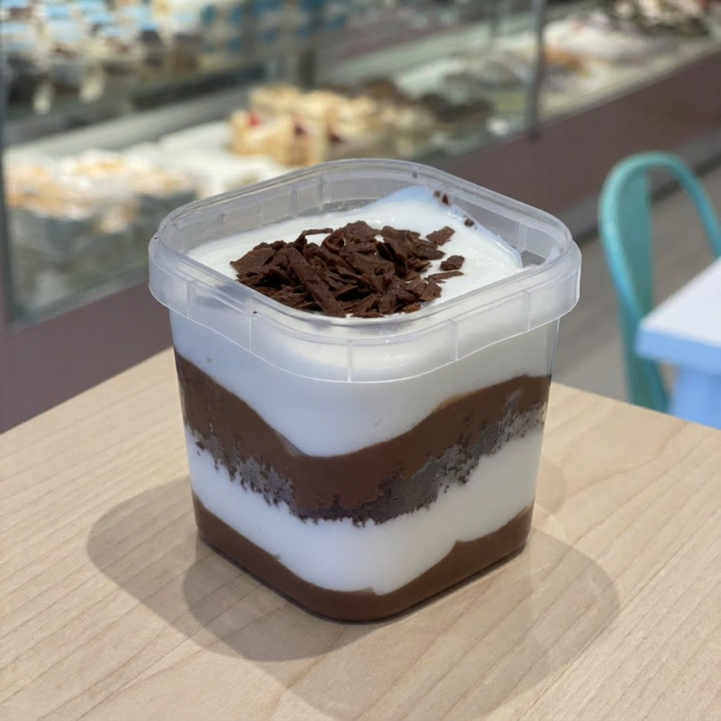 Mousse de leite em pó, ganache de chocolate meio amargo e pão de ló de chocolate.