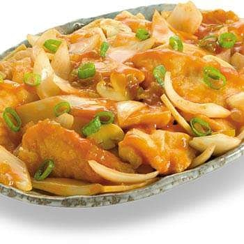 Filé de peixe com cebola, cogumelo, gengibre ao molho de tomate, levemente apimentado.