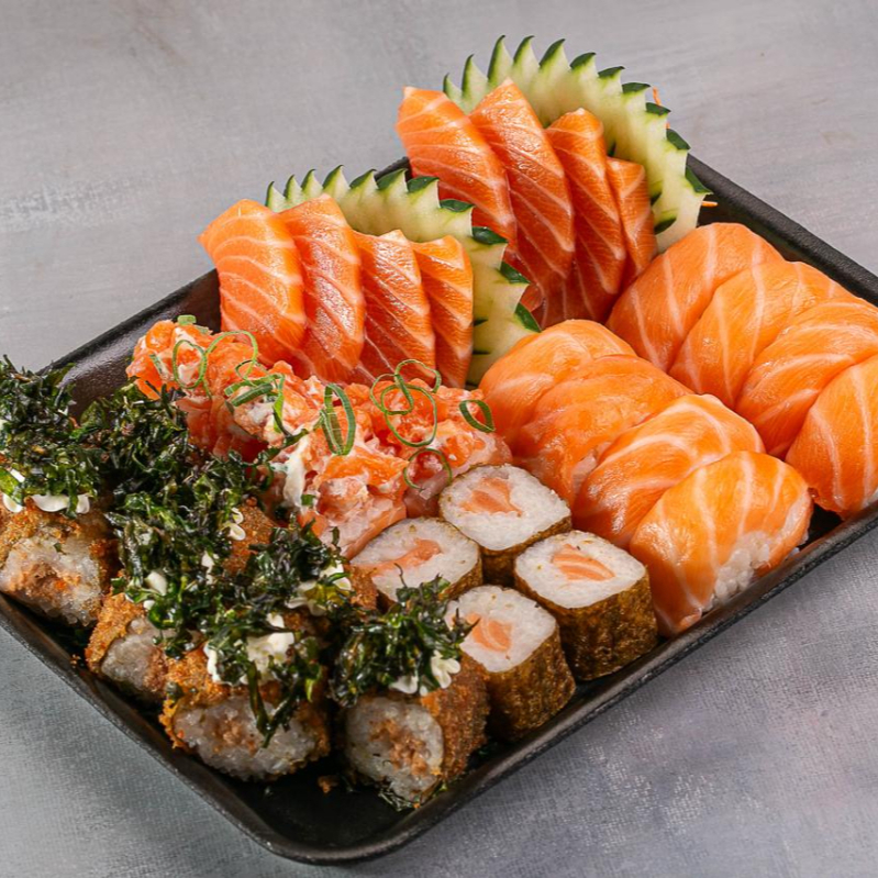 8 niguiris de saçmão 8 sashimis de salmão 4 jhous de salmão 4 hossomaki salmão 8 hot rolls