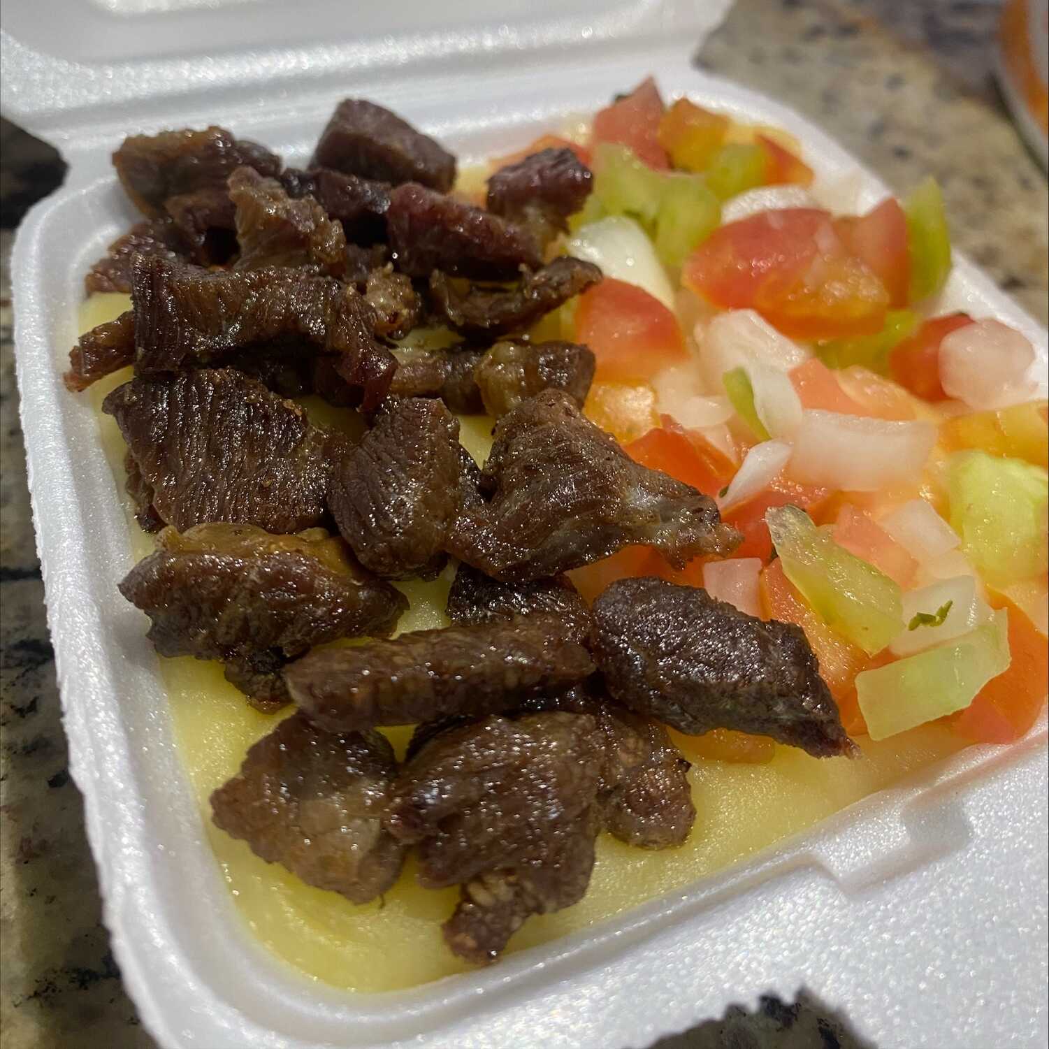 Piorão de aipim, carne e salada.