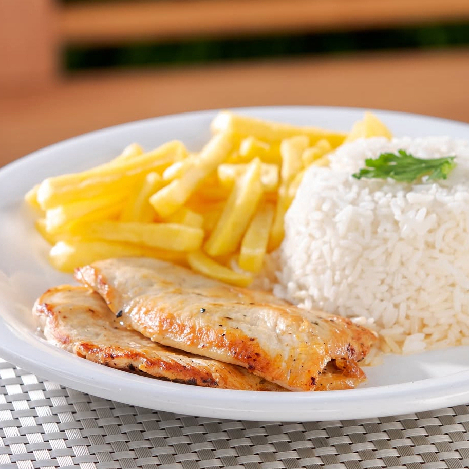 Delicioso peito de frango grelhado , acompanhados de arroz branco , feijão e fritas e farofinha da casa.