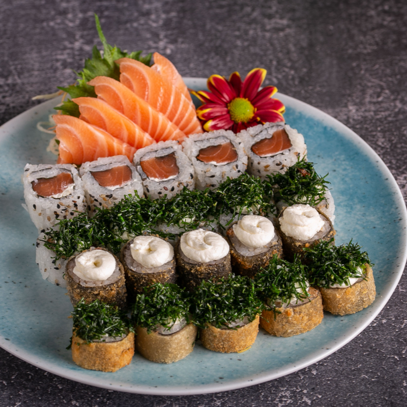 5 Sashimi de salmão - 5 Uramaki de salmão - 5 Uramaki Skin - 10 Hot Roll