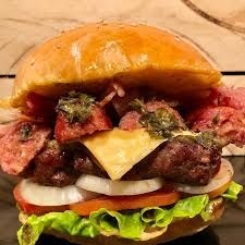 Hamburguesa con Salchichón y Papas