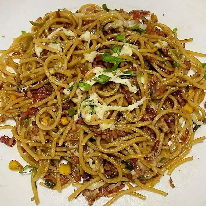Espaguete na Chapa Especial
Massa preparada na chapa bem quente com bacon crocante, frango desfiado suculento, cenoura ralada, pimentão e cebola levemente refogados. Refeição bem servida, saborosa e quentinha!
