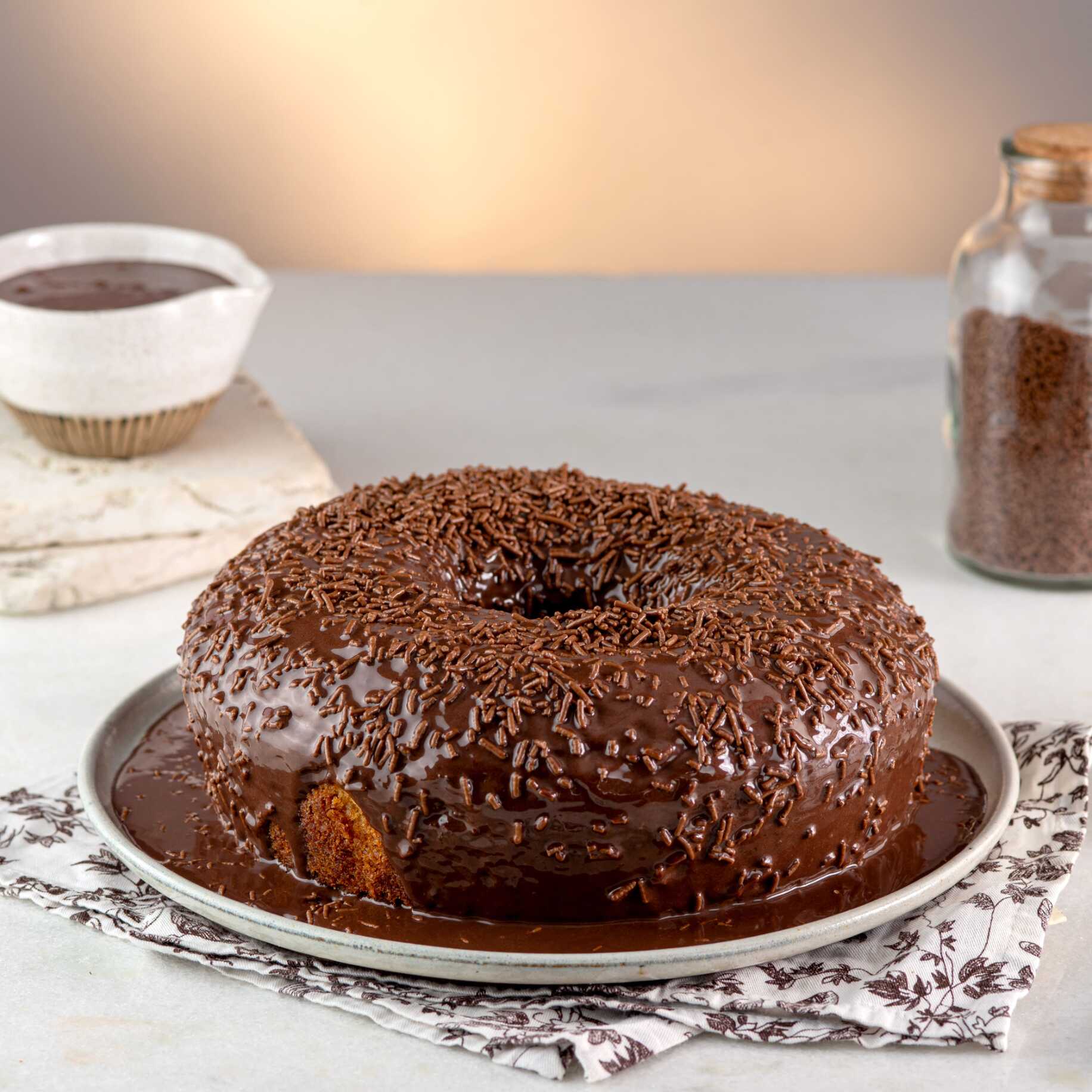 Delicioso Bolo caseiro de leite, mesclado com massa de chocolate. Opção de cobertura: calda de chocolate ou leite condensado e granulado de chocolate. Imagem meramente ilustrativa.
Bolo pequeno serve até 8 fatias
Bolo grande serve até 16 fatias