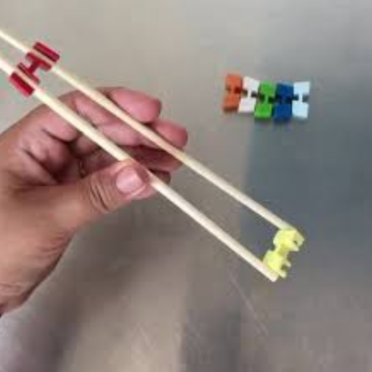 Clip prático para encaixar no hashi, facilitando o uso e proporcionando mais conforto na hora de comer. Ideal para crianças ou iniciantes.