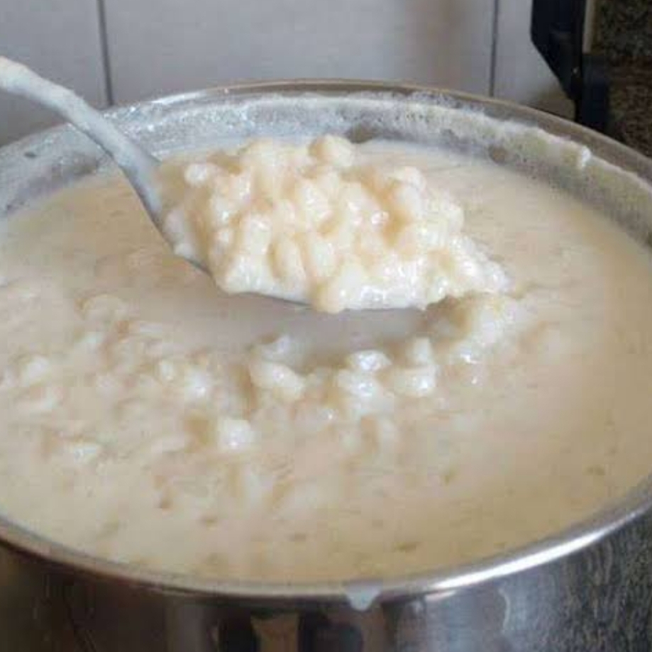 Canjica cremosa 4 leites , vai com paçoca a parte.