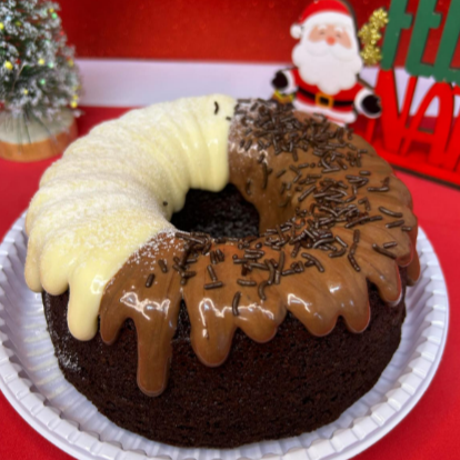 Massa de chocolate com cobertura de brigadeiro ao leite e brigadeiro de Leite Ninho. A combinação perfeita dos dois sabores aprox 650g.