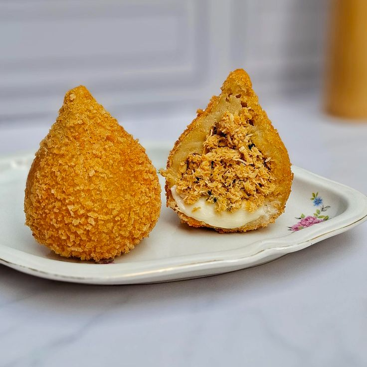 Coxinha de Frango Crocante com catupiry - massa artesanal de cenoura recheada com frango desfiado bem temperadinho e catupiry empanada com farinha panko para crocancia
