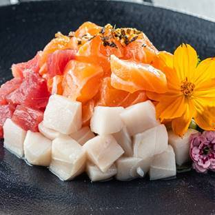 É uma salada leve e refrescante com lâminas de pepino japonês, salmão fresco, peixe branco e atum em cubos, finalizado com gergelim.