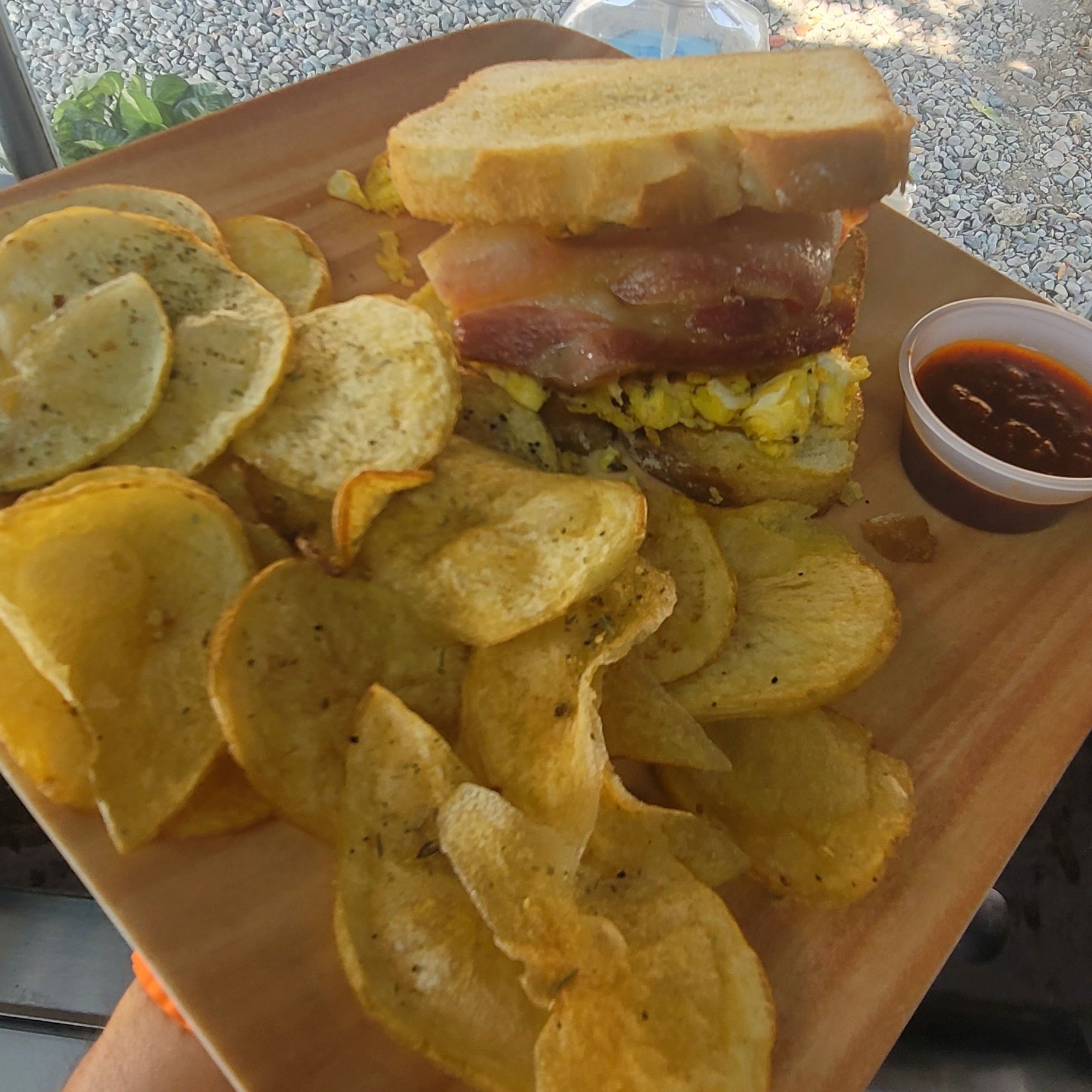 Sandwich de Huevo con Proteína más Papas