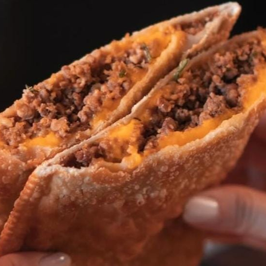 massa crocante sequinha, 15cm, recheada com carne moída temperada, cheddar.