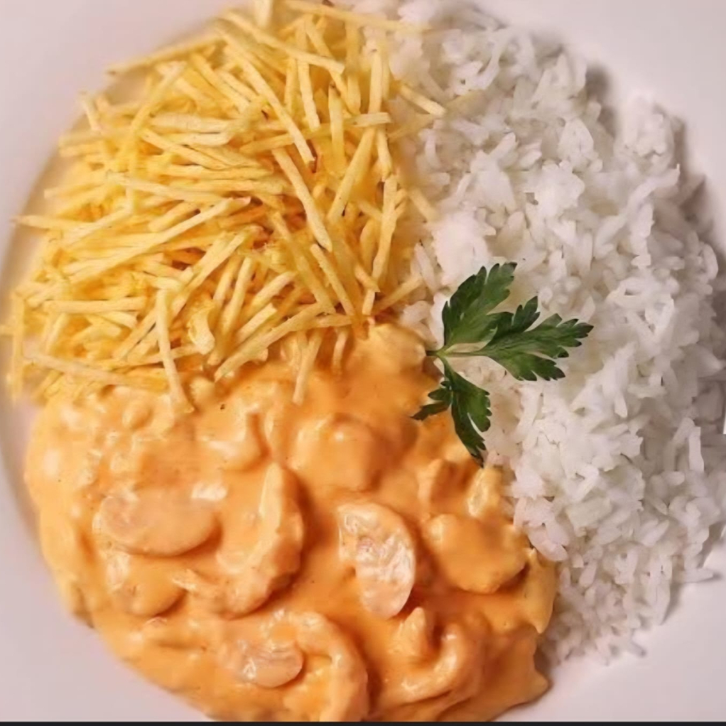 strogonoff de frango cremoso(120gr) preparado com molho encorpado e sabor marcante, acompanhado de arroz soltinho(100gr) e batata palha. Uma combinação tradicional que agrada em qualquer refeição