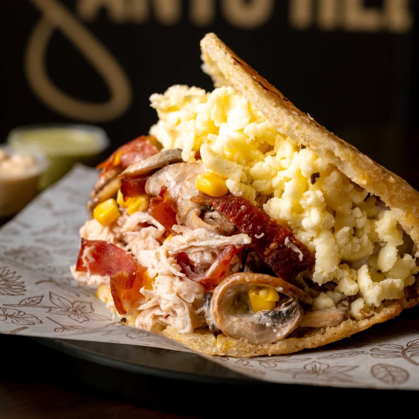 Arepa con Pollo y Champiñones