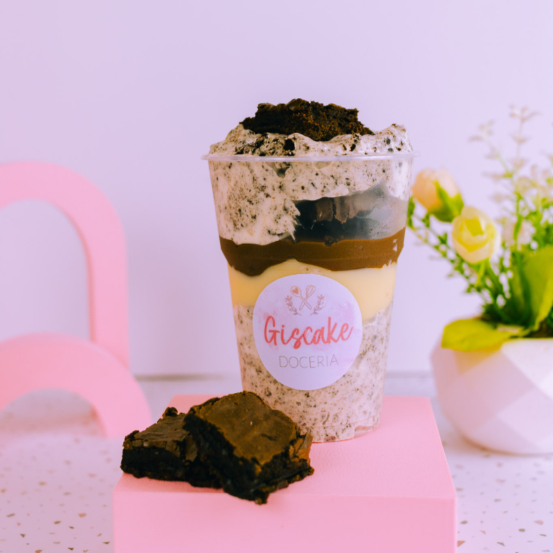Camadas de mousse de cookies, Brigadeiro cremoso de ninho, brownie meio amargo e nutella pura e original.
