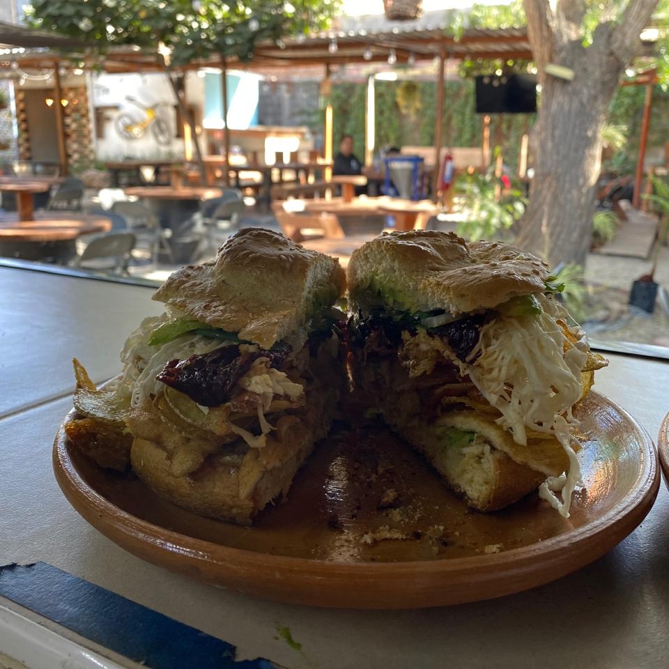 Cemita futbolera de carne enchilada