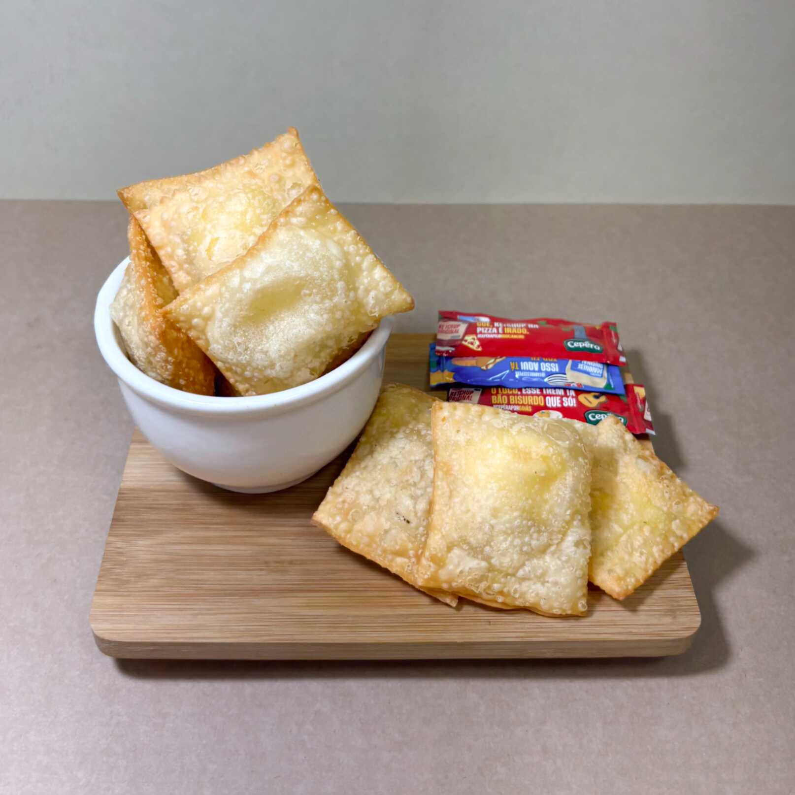 Crocante por fora e com um recheio de queijo cremoso e derretido por dentro! Nosso Pastel de Queijo é frito no ponto perfeito, com aquela massa fininha e douradinha que conquista a cada mordida. Simples, clássico e delicioso do jeito que tem que ser. Perfeito para o lanche, o café ou para petiscar a qualquer hora do Dia!