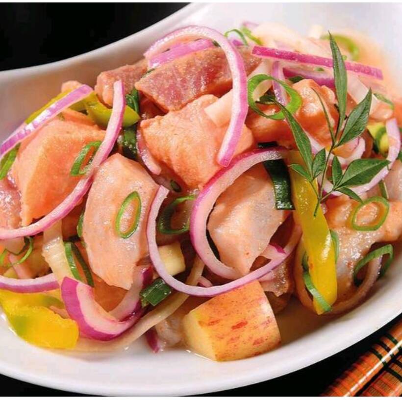 Experimente nosso irresistíveis cubos de salmão com tempero cítrico com o complemento da doçura da manga e a crocancia da cebola roxa, acompanha 2 molhos tare, 2 molhos shoyu e 1 hashi