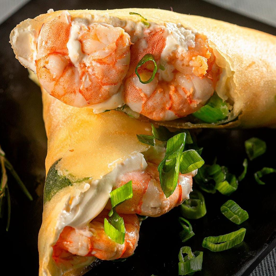 Massa extra fina, recheio de camarão, cream cheese e alho poró