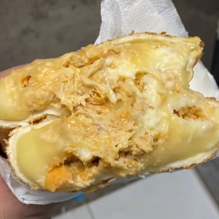 Pirão de aipim, queijo ralado, mussarela e frango. → Atenção alérgicos: contém derivados de leite.