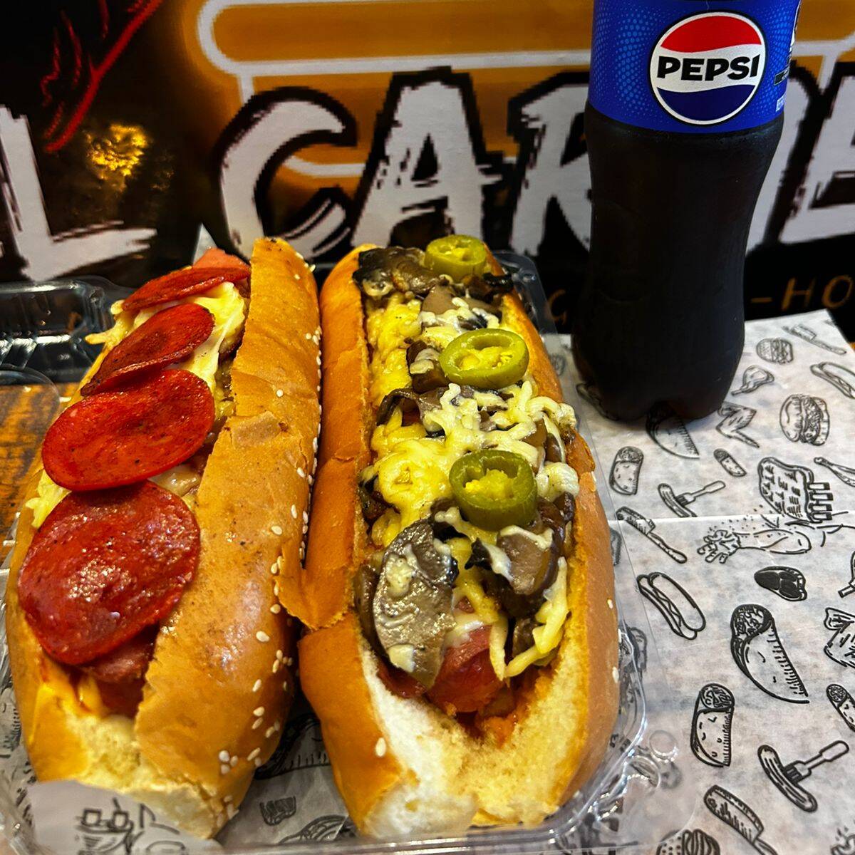 2HOT-DOG ESPECIALES PEPPERONI Y CHAMPIÑON+PEPSI400