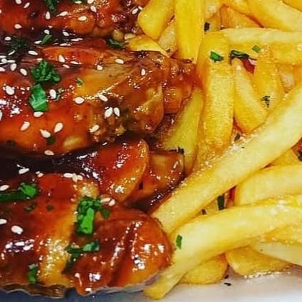 Alitas x8 unds (Escoge tu sabor) + Papas Fritas