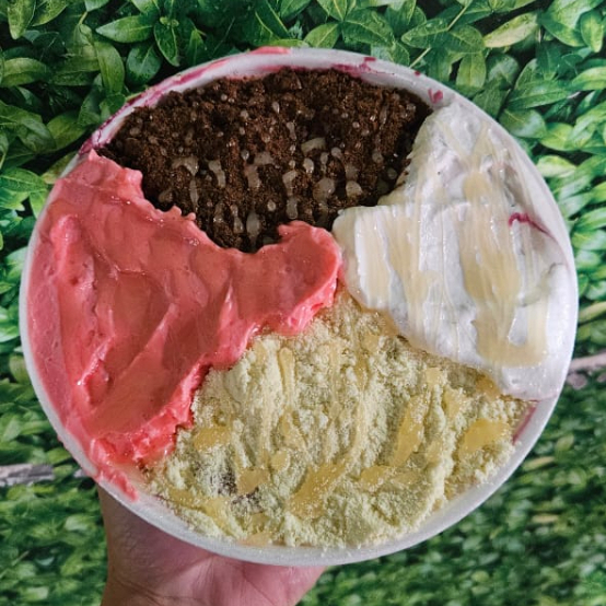 1 litro com: chantilly, ovomaltine, mousse de morango, leite em pó e leite condensado