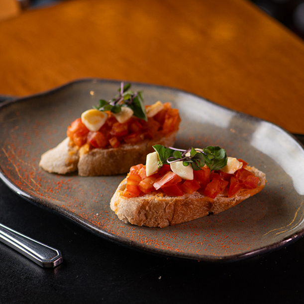 Pomodoro clássico com tomates frescos e manjericão, caprese com mozzarella e pesto.