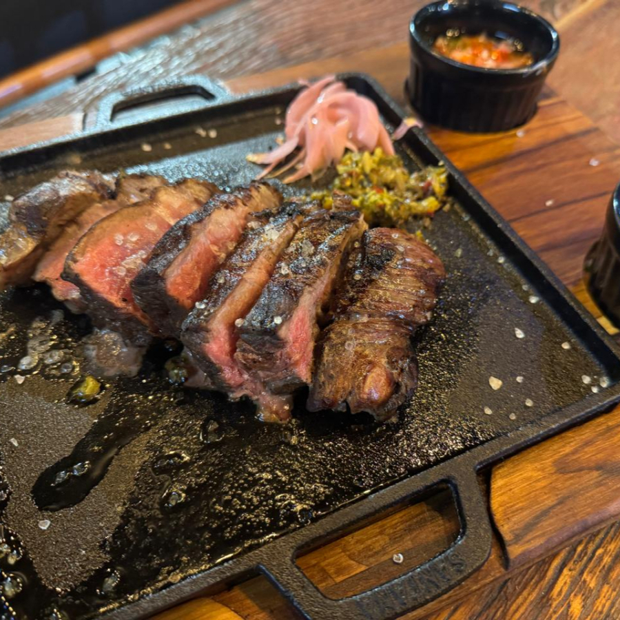 Prepare-se para o sabor de buenos aires. um corte generoso do melhor contrafilé, grelhado com maestria na nossa parrilla. suculento por dentro e selado por fora. uma tradição que levamos a sério. acompanha nosso chimichurri caseiro! (ponto: para garantir a suculência, a carne sai da brasa sempre entre ao ponto p/ mal e ao ponto. o calor da viagem finaliza o cozimento, fazendo o ponto subir naturalmente.) Serve 2