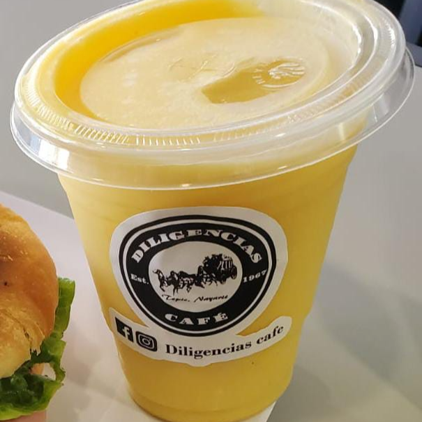 Smoothie de Naranja, Fresa, Plátano y Piña