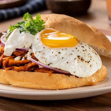 TORTA DE CHILAQUILES CON HUEVO + POSTRE