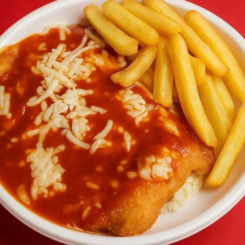 Marmita com generosa porção de frango à parmegiana, fritas, arroz e feijão.