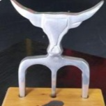 A Garra de Churrasco é uma peça indispensável em qualquer evento com churrasco. Esse acessório de metal robusto não só auxilia nos cortes com precisão, mas também adiciona um toque de sofisticação ao seu churrasco. Além de ser prático e funcional, é uma ótima opção para presentear, pois agradará aos aficionados por churrasco com seu design elegante e sua eficácia notável. Transforme sua experiência de churrasco com essa peça indispensável.