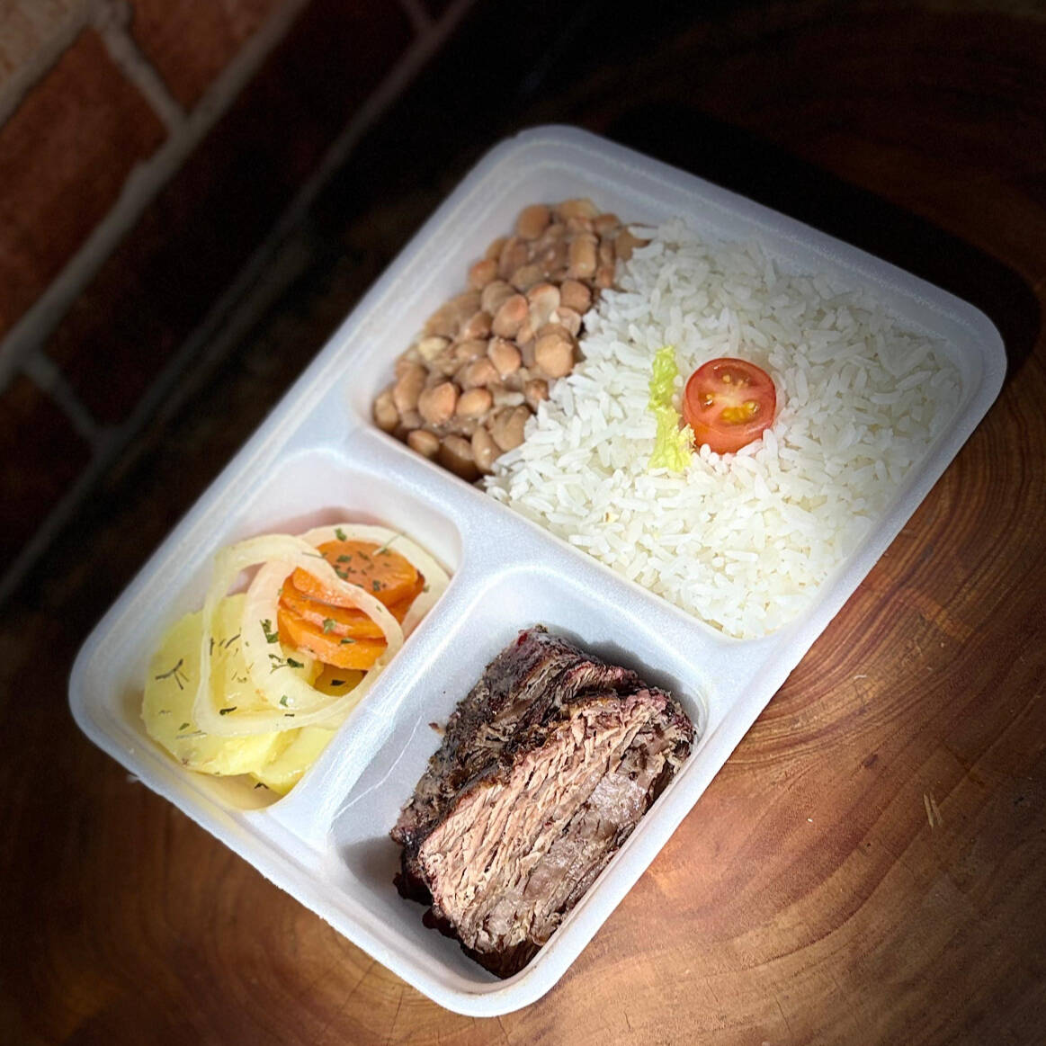 Arroz, feijão, carne assada feita no bafo e legumes na manteiga