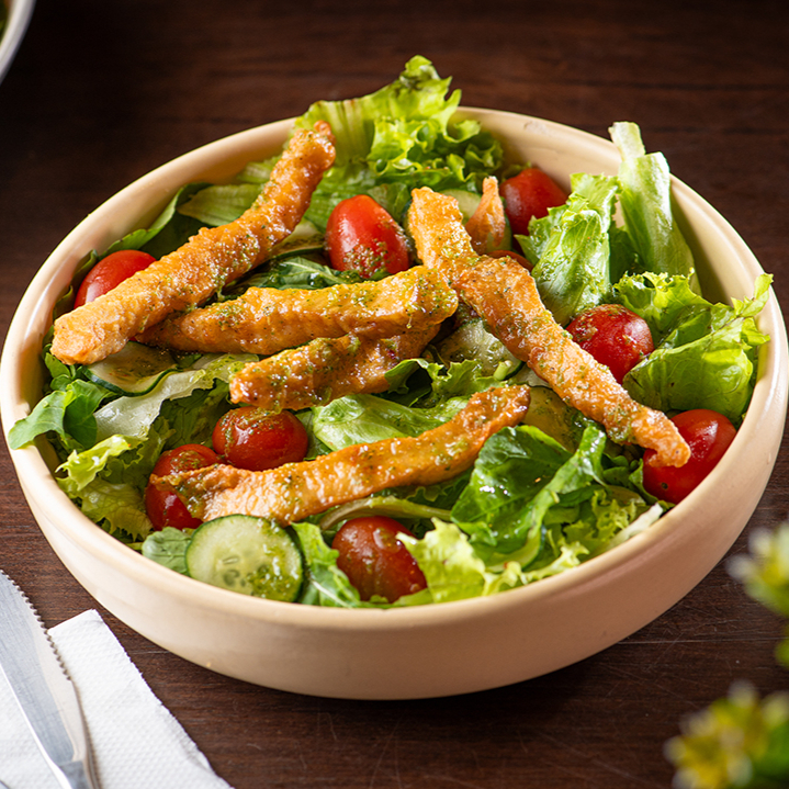 Salada mediterrânea com pepino, tomate, ervas frescas, azeite trufado e delicadas iscas de peixe grelhado. Leve, refrescante e cheia de sabor.