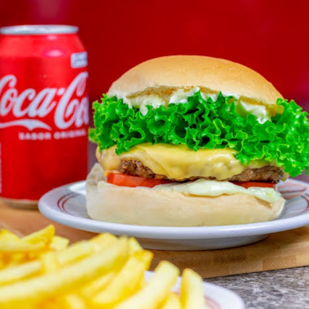 Um x salada super saboroso pão, hambúrguer 56g, queijo, presunto,alface, tomate,milho. Batata frita 150g e uma coca mini 200ml