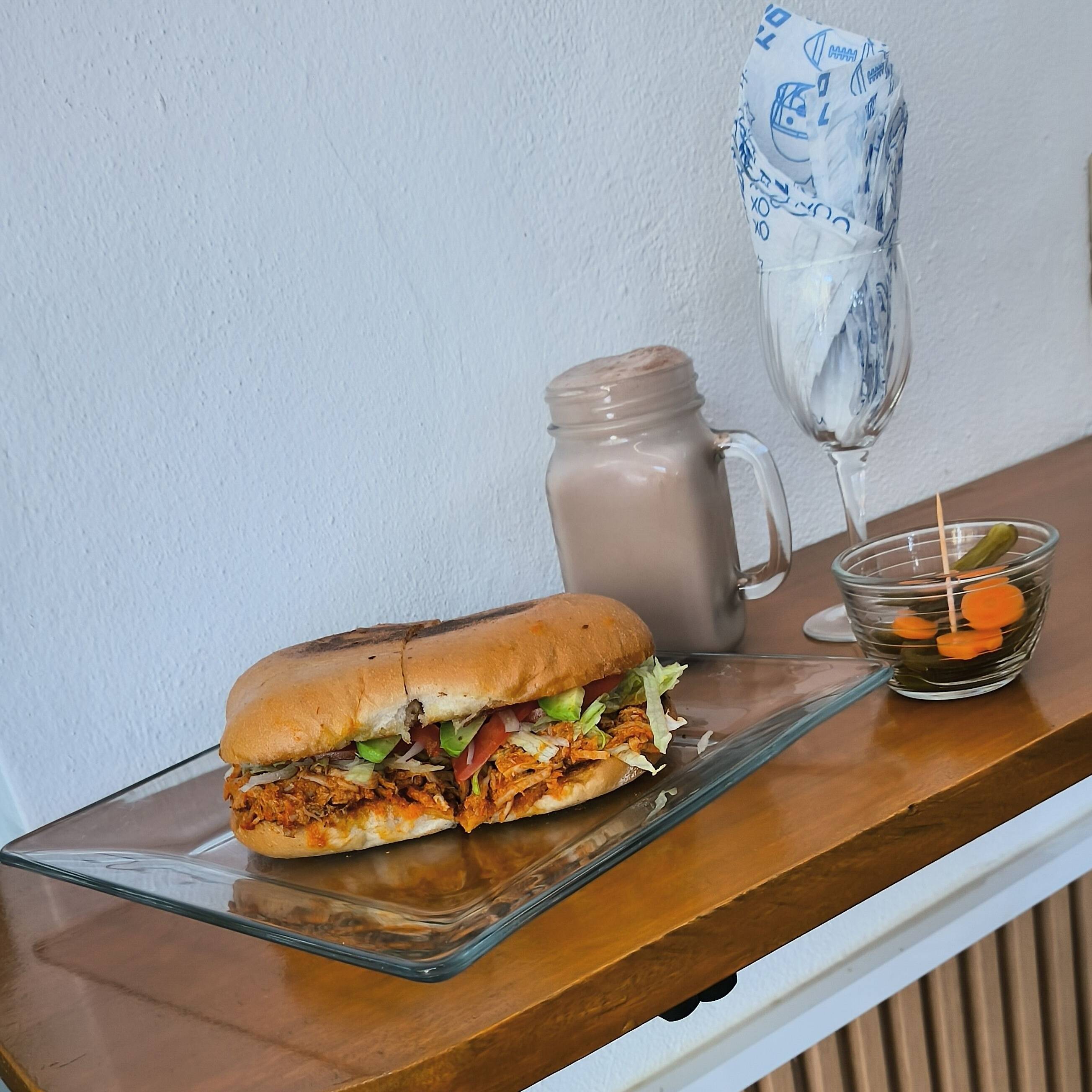 Torta Cubana y Licuado