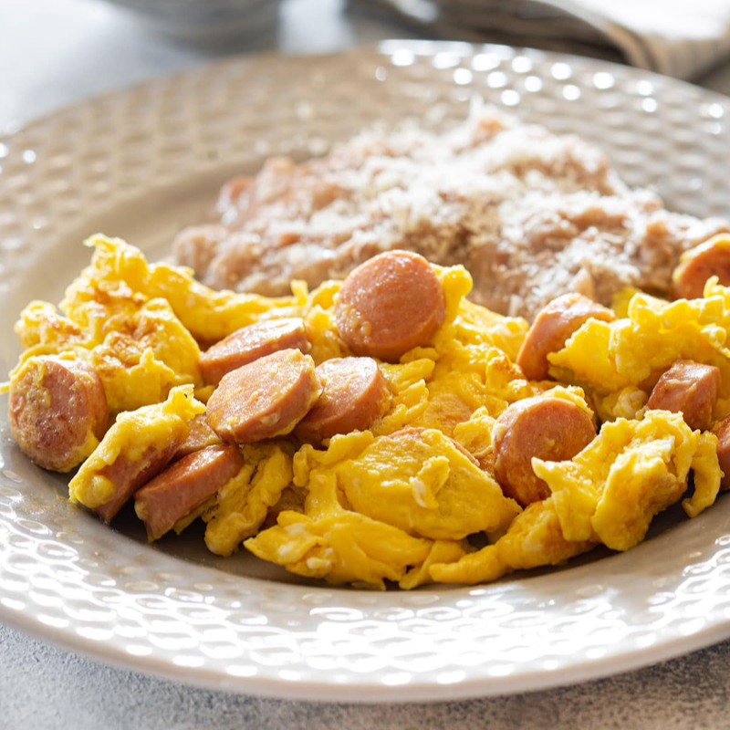 Huevos con salchicha