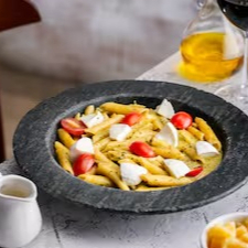 (Penne ou Fettuccine) Molho branco com pesto, muçarela de búfala e tomate cereja.