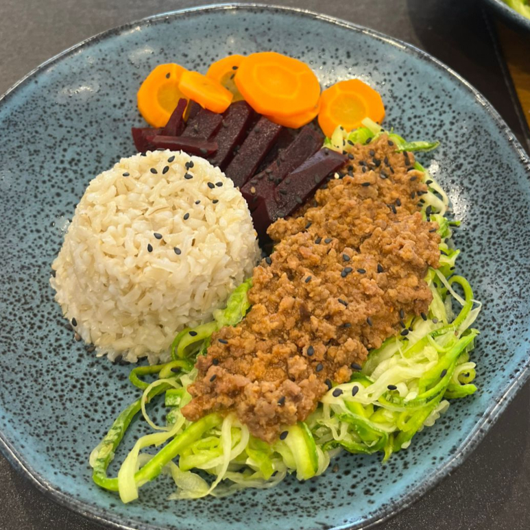 Espaguete de abobrinha, molho bolonhesa, arroz integral, cenoura e beterraba