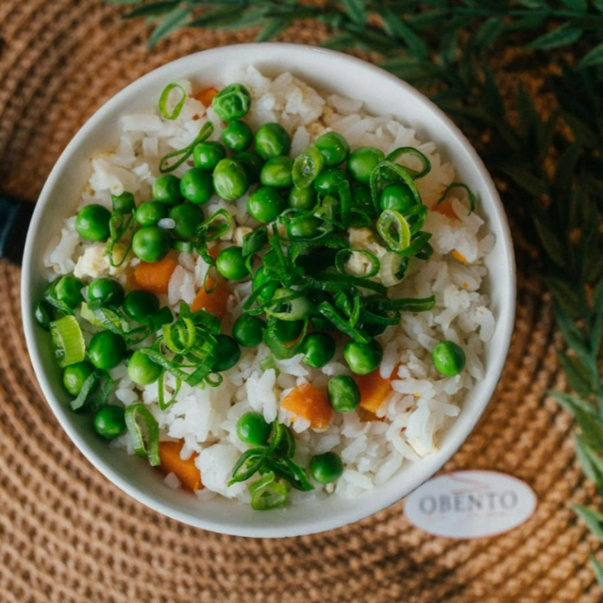 Arroz soltinho com tempero especial com cenoura, ovo, cebolinha e ervilha.