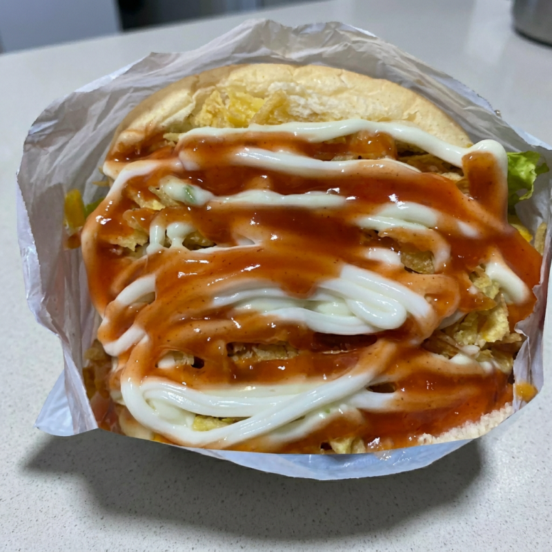 Pão, carne 90g, presunto, mussarela, ovo , bacon, creme cheddar , frango desfiado,abacaxi alface, tomate, milho, batata palha, ketchup, maionese e maionese temperada