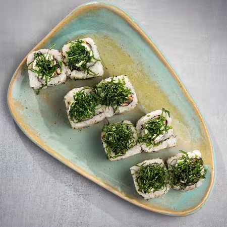 Enrolado de arroz com gergilim, recheio de salmão grelhado, batido com creme chese, sobre o enrolado