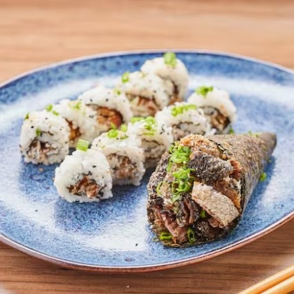 Bolinho de arroz com lâmina de pele de salmão frita