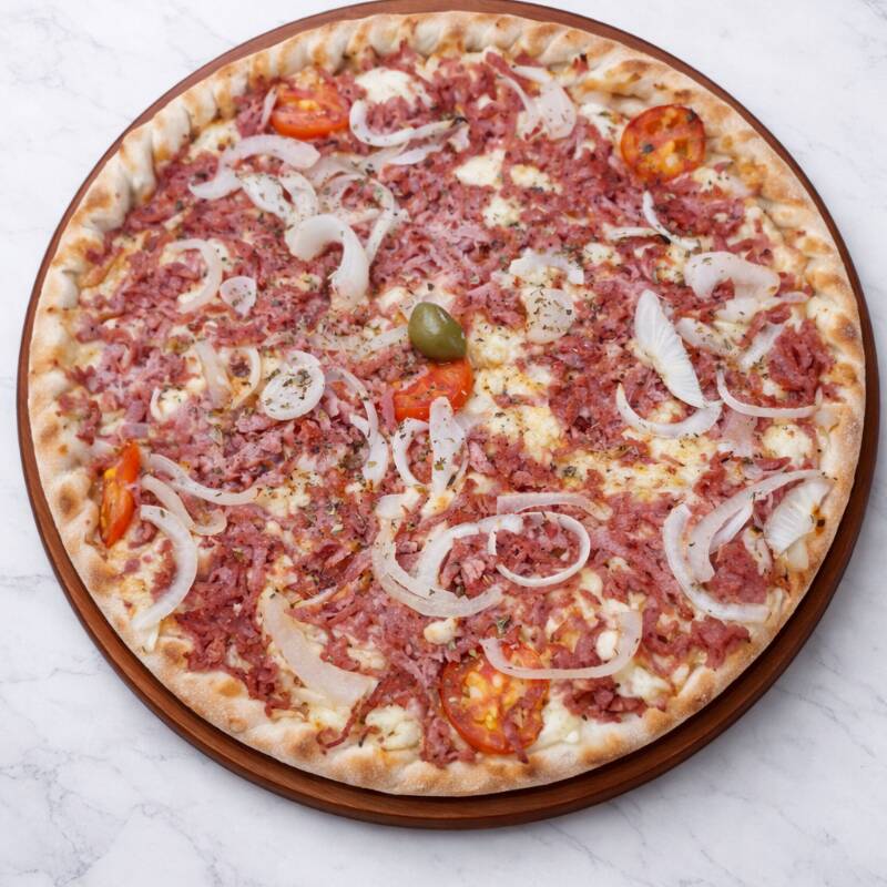 Molho de tomate, queijo mussarela, presunto de peru, orégano, cebola e azeitonas.